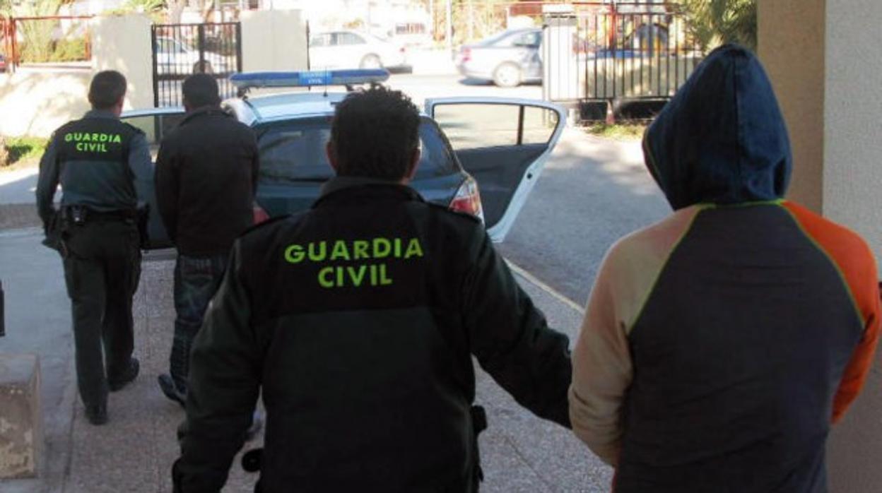 Dos de los condenados en el momento de la detención efectuada por la Guardia Civil