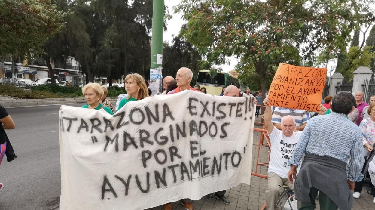 Un instante de la protesta de los vecinos de Tarazona ante las puertas del Parlamento de Andalucía