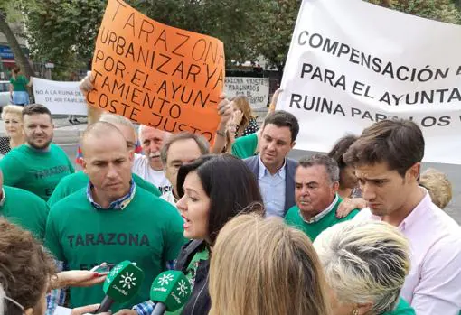 La presidenta del PP de Sevilla, Virginia Pérez, junto a los vecinos de Tarazona