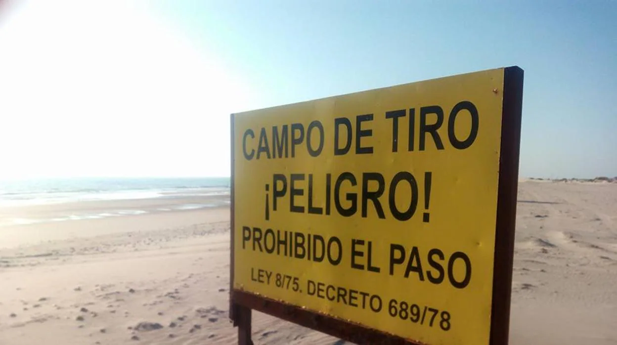 Cartel que prohibe el paso a uno de los tramos de la playa.