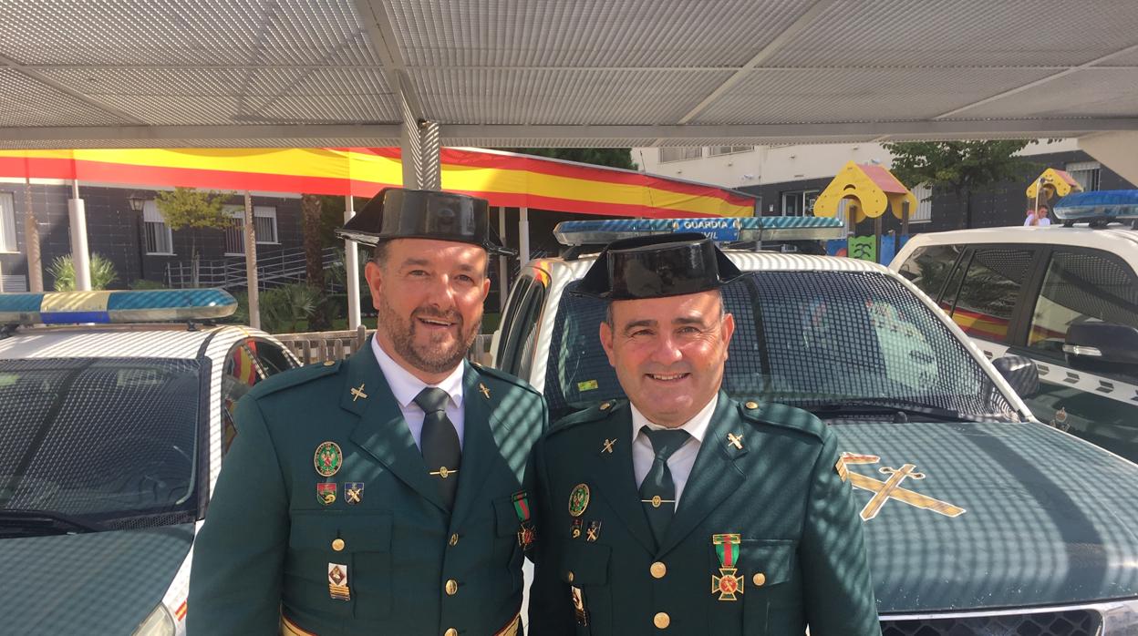Los agentes Manzano ySánchez, condecorados en Cádiz.