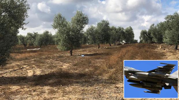 Dos tanques de combustible de un avión militar F-16 caen sobre un campo de olivar de Arahal, en Sevilla