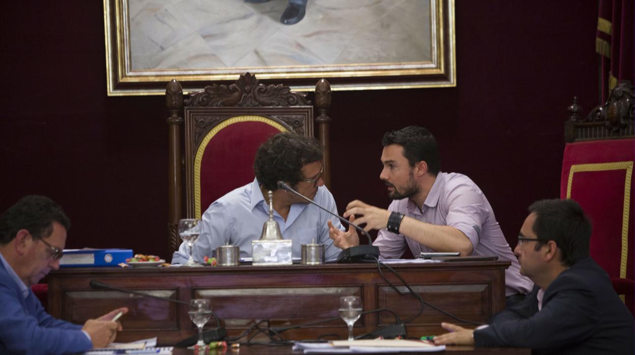 El alcalde, junto a Martín Vila y el interventor, en un pleno.