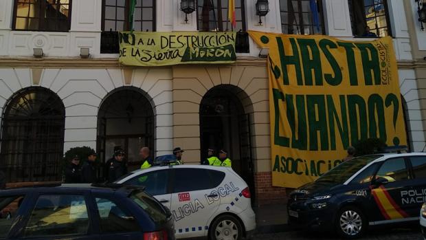 Suspendido el pleno de la sierra de los Esparteros de Morón de la Frontera por las protestas de los vecinos