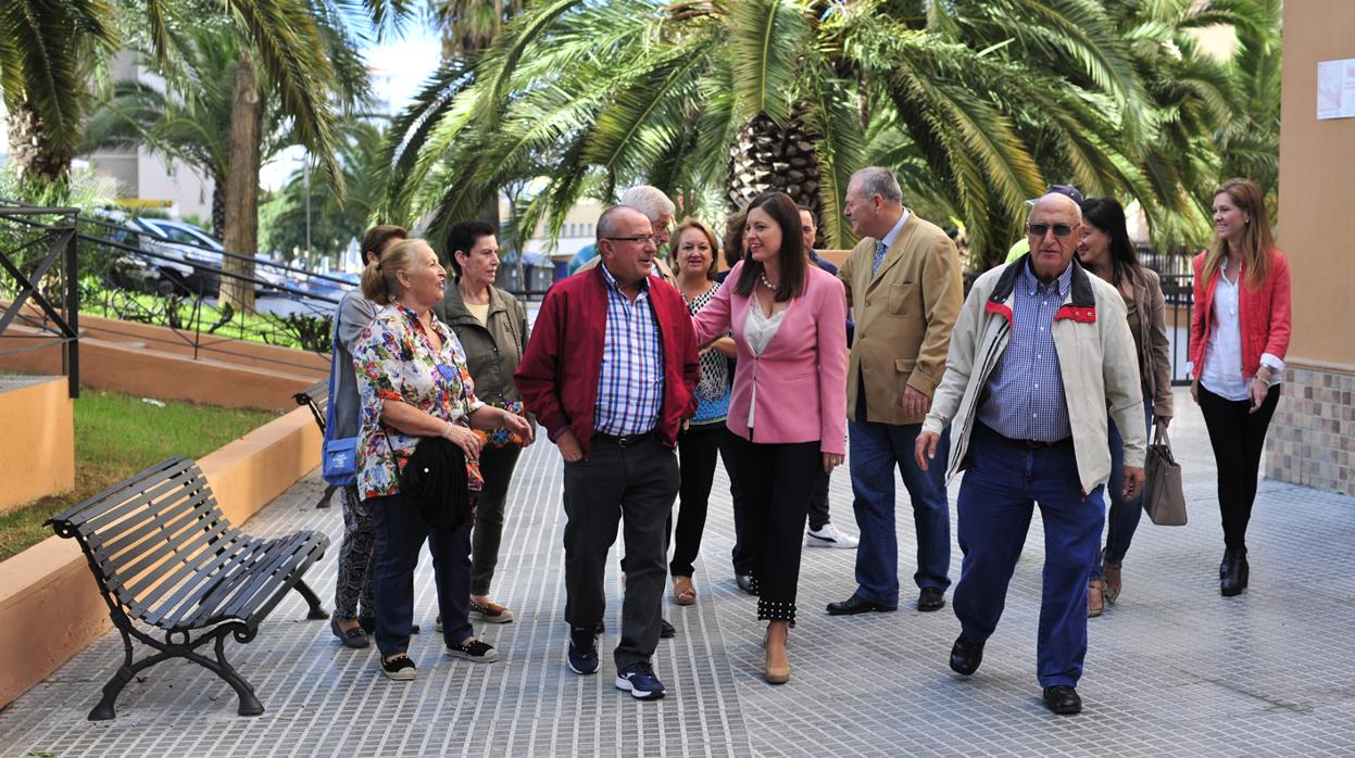 La alcaldesa en la visita con los vecinos de la zona.