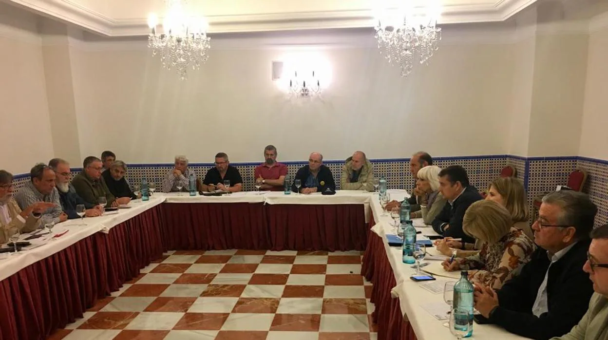 Momento de la reunión ayer entre los comités de los astilleros de la Bahía y el PP