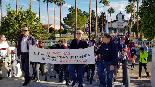 Vecinos de Espartinas: «Ni un día más en la ratonera»