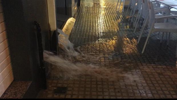 La lluvia anega garajes de Cádiz y llega a los pasillos del Hospital de Jerez