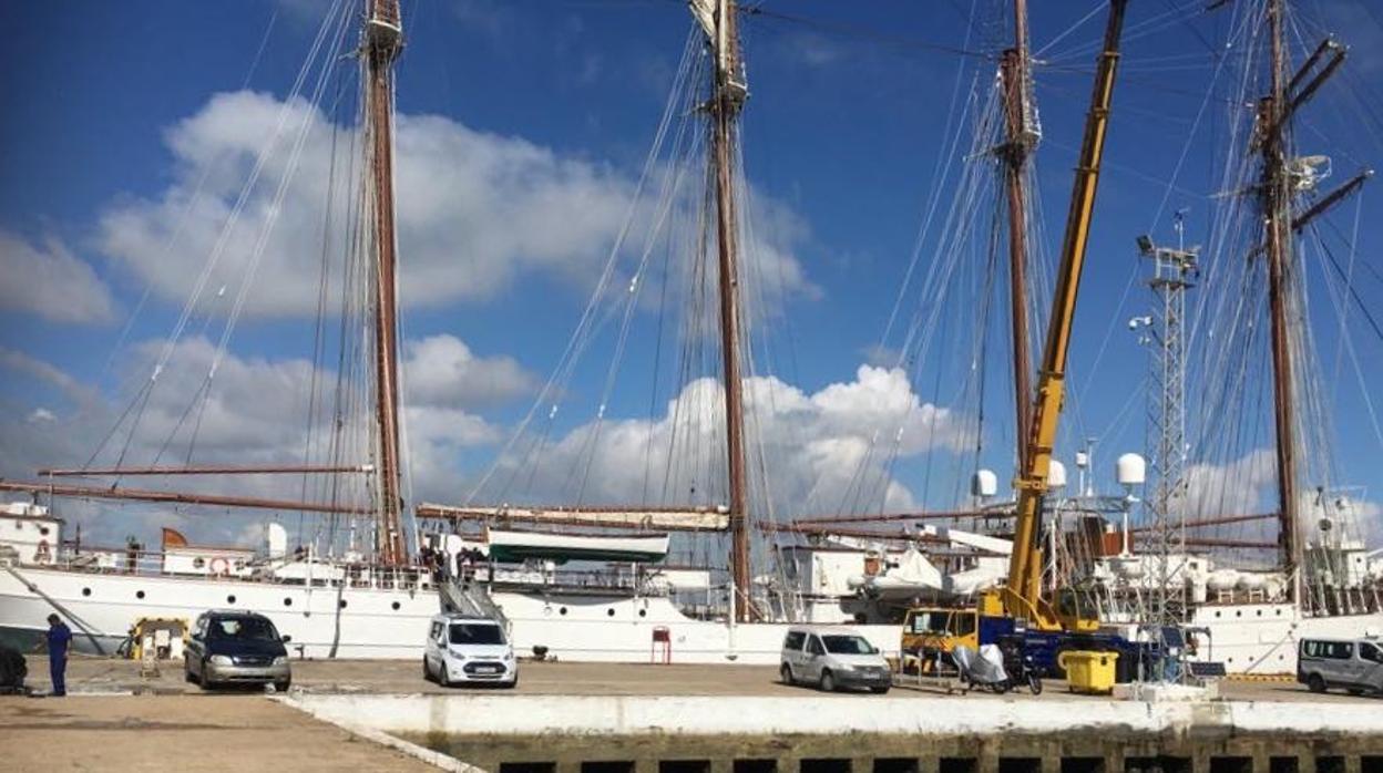 Imagen del Juan Sebastián de Elcano en el Arsenal de La Carraca, donde se están efectuando las obras.