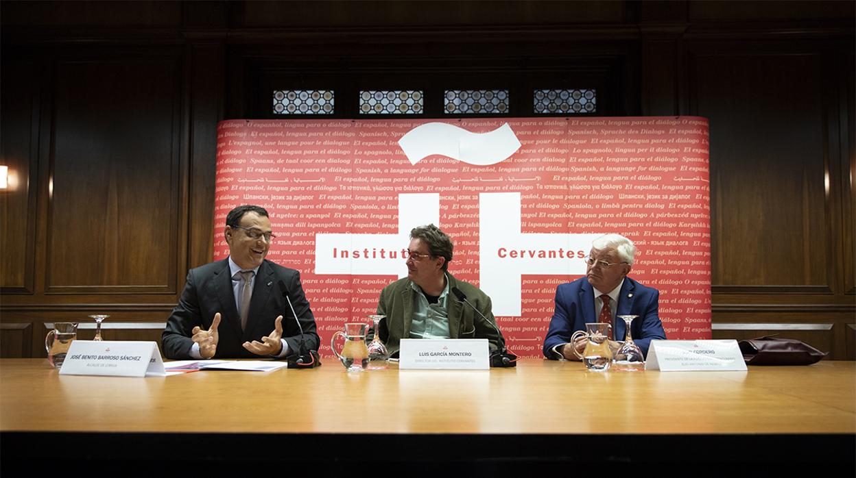Alcalde, director del Instituto Cervantes y presidente de la Fundación V Centenario Elio Antonio de Nebrija durante la firma del protocolo