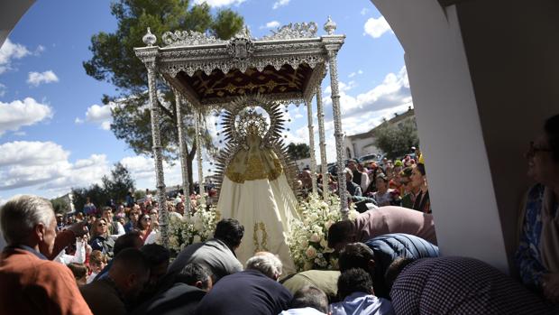 Bollullos de la Mitación se vuelca con su patrona en la romería de Cuatrovitas con más de 20.000 peregrinos