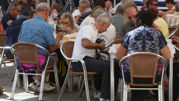 La Zancada denuncia el aumento de las terrazas ilegales en las calles de Cádiz