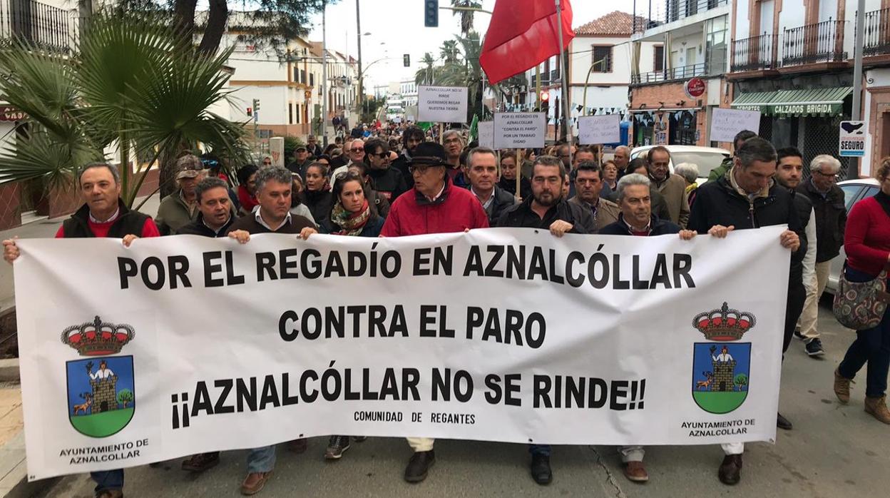 Cabecera de la manifestación en Aznalcóllar este pasado martes para solicitar soluciones contra el paro