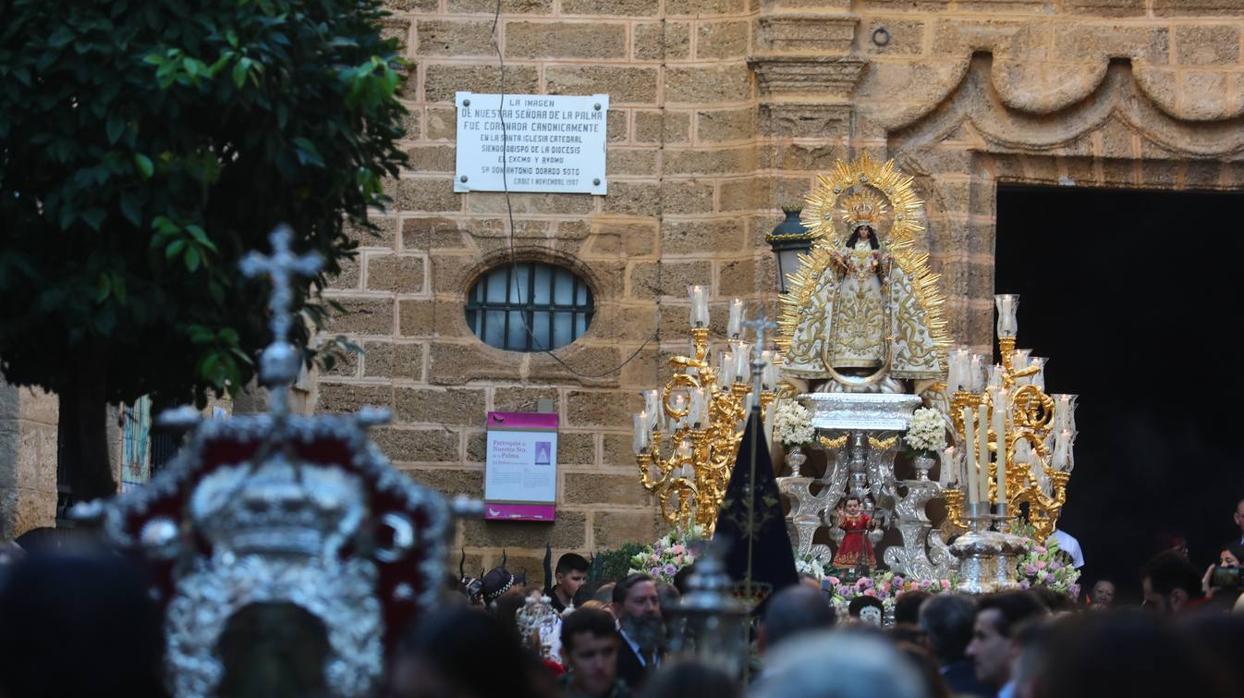 Recorrido de la Virgen de la Palma por las calles de su barrio