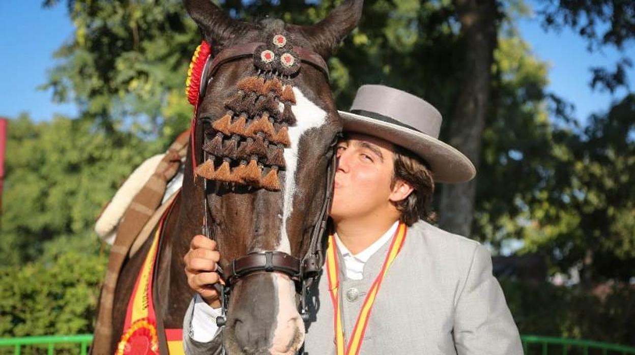 Luis Manuel Brenes besa a su caballo después de terminar la prueba celebrada en Córdoba