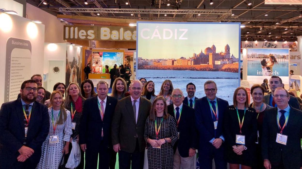 El stand de Cádiz, con autoridades y empresarios