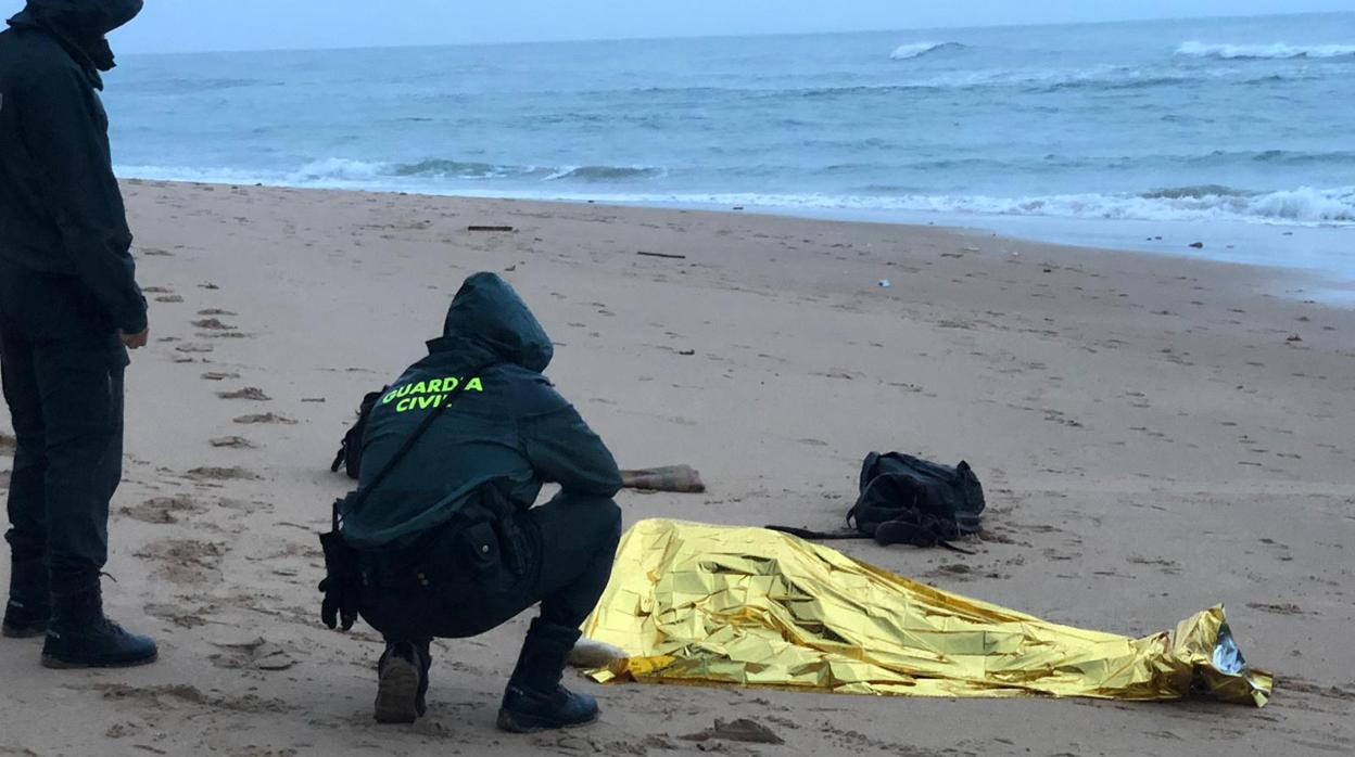 Imagen del fallecido en el naufragio de una patera esta madrugada en la playa de Los Caños