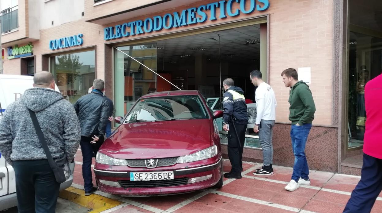 El coche se ha subido a la acera antes de chocar