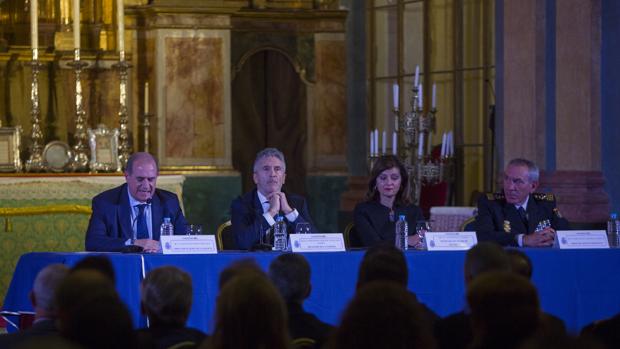 Grande-Marlaska ensalza a la Policía Nacional como «binomio fundamental» de la Constitución