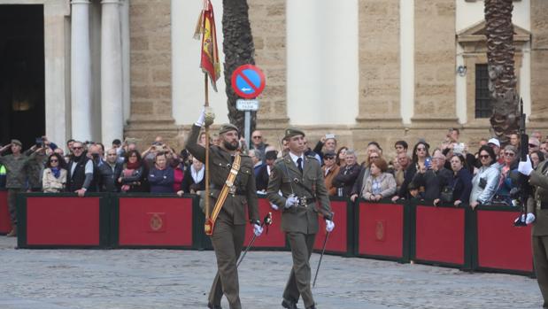 Más de 200 gaditanos sellan su compromiso con la patria y su bandera en la Catedral