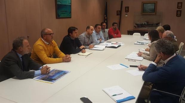 La flota pesquera de Tarifa expone su situación a los secretarios generales del Ministerio de Pesca