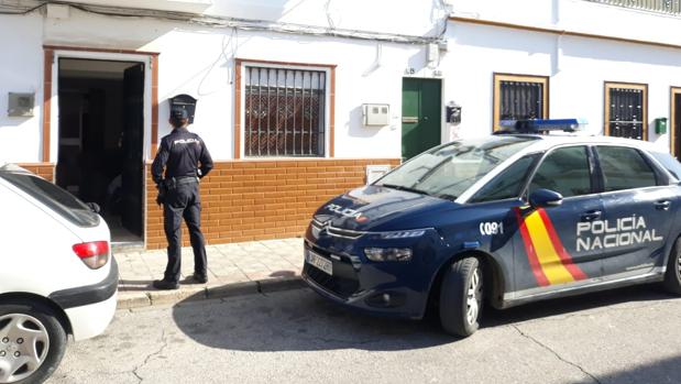 Minuto de silencio en Alcalá de Guadaíra por la muerte de una vecina a manos de su hijo