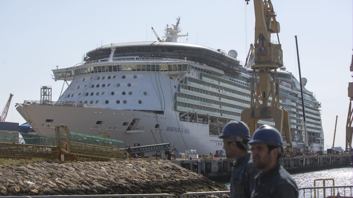 Reforma del ‘Mariner of the Seas, de Royal Caribbean, durante su reforma en Cádiz