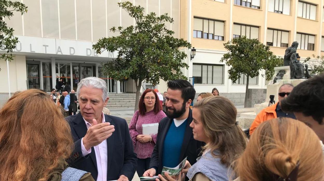 Francisco Menacho y Fran González explicando las propuestas educativas a universitarios de Medicina.