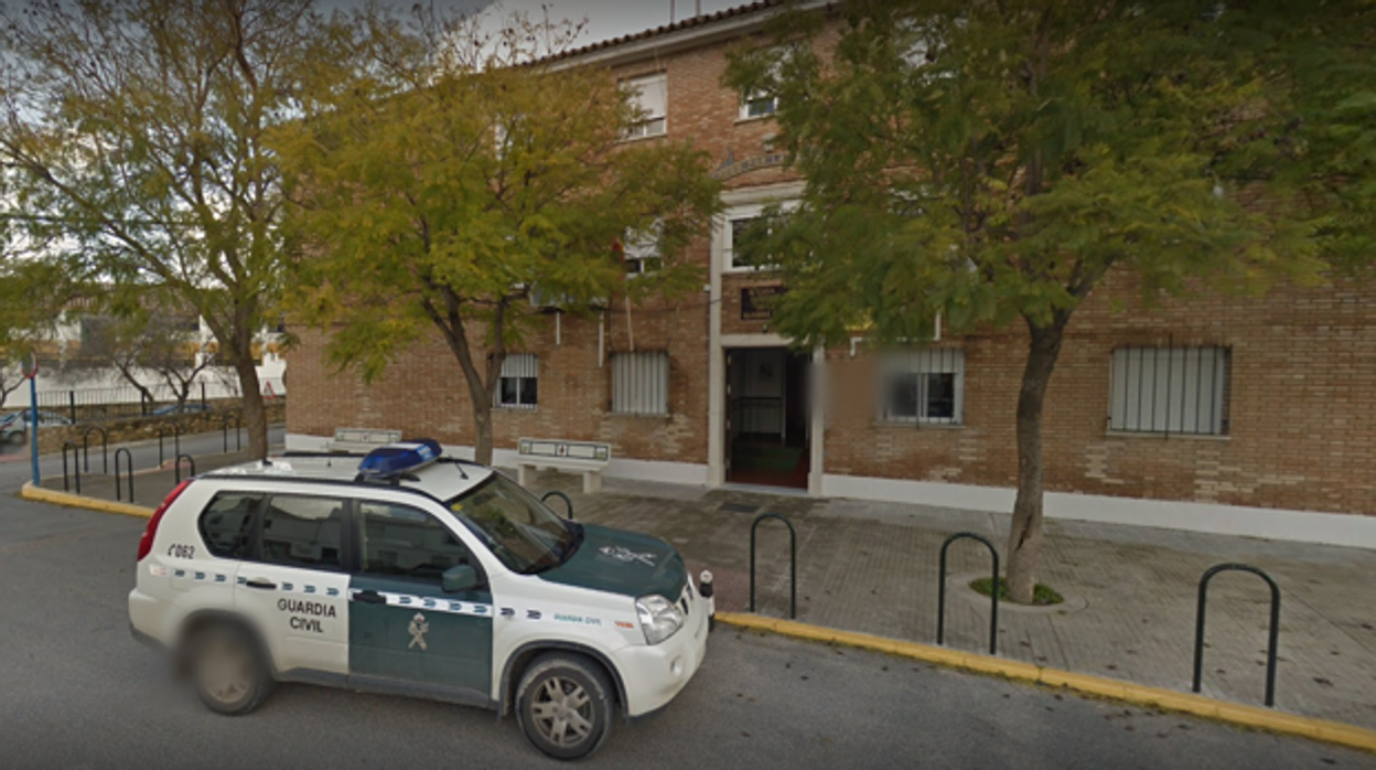 El cuartel de la Guardia Civil de Arahal, donde se interpuso la correspondiente denuncia