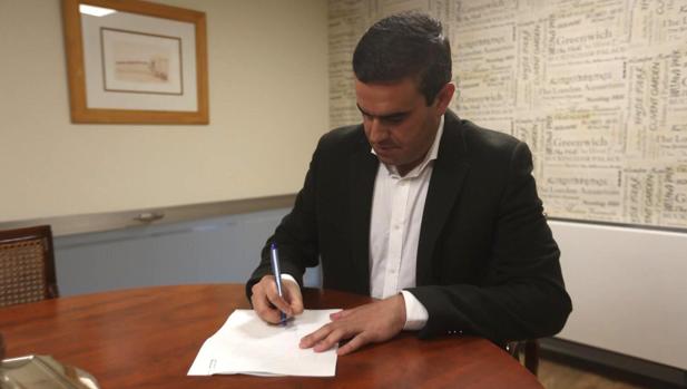 El PP se compromete ante notario a mantener «a todos los trabajadores de la Junta»