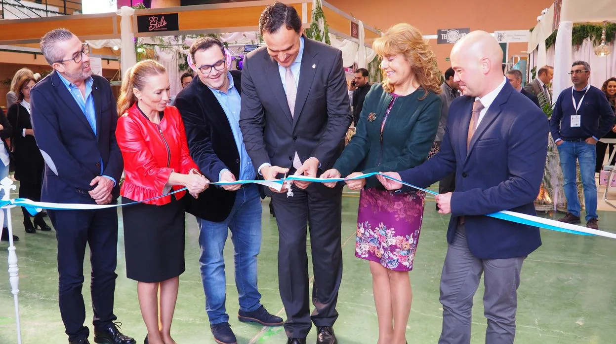 El alcalde de Lebrija ha sido el encargado de cortar la cinta inaugural de la I Feria del Catering, Hostelería y Celebraciones