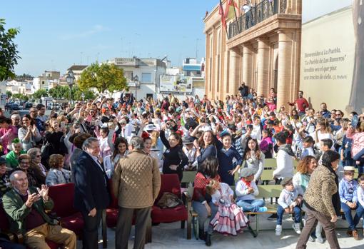 La comunidad educativa homenajea a Los Romeros de La Puebla en el Día Internacional del Flamenco