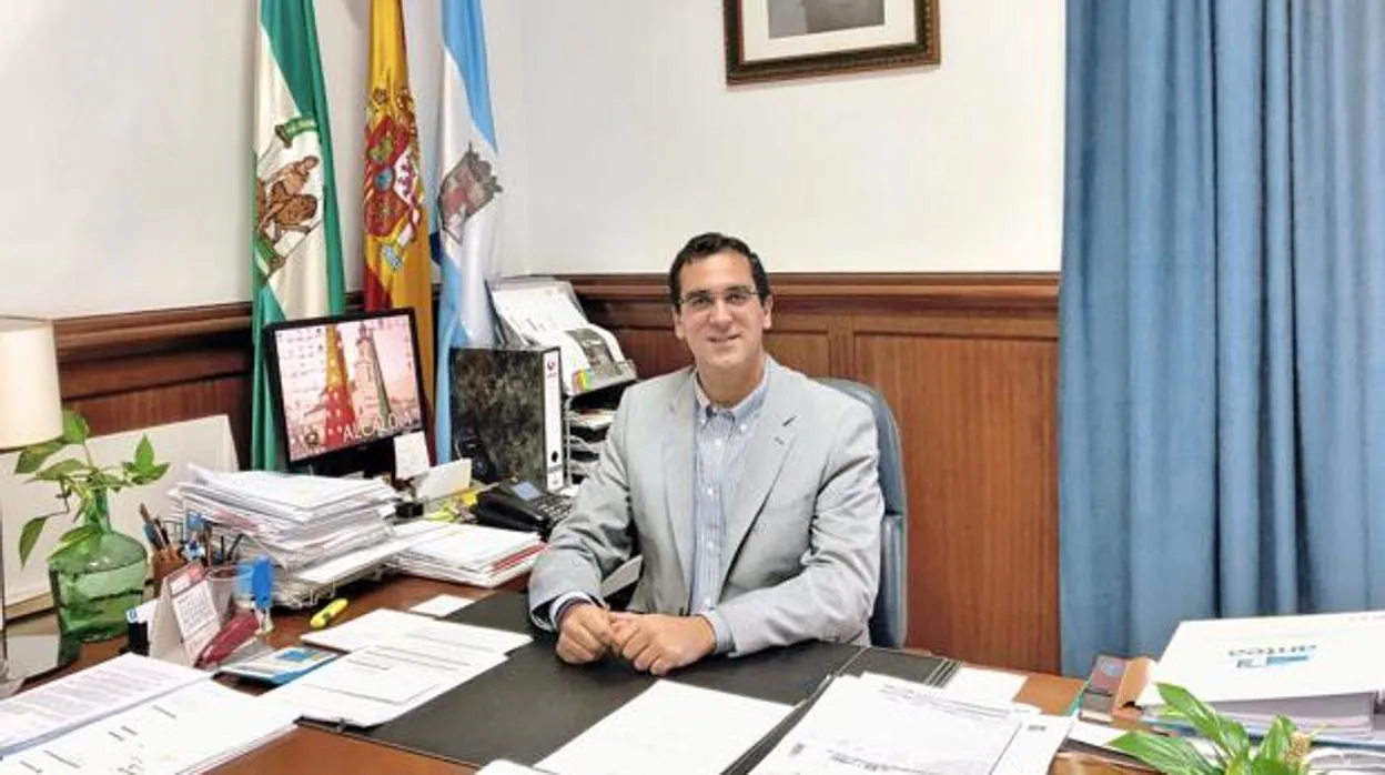 El alcalde de Villanueva del Ariscal, Martín Torres, denuncia recaudaciones «al margen» del Opaef y el Consistorio