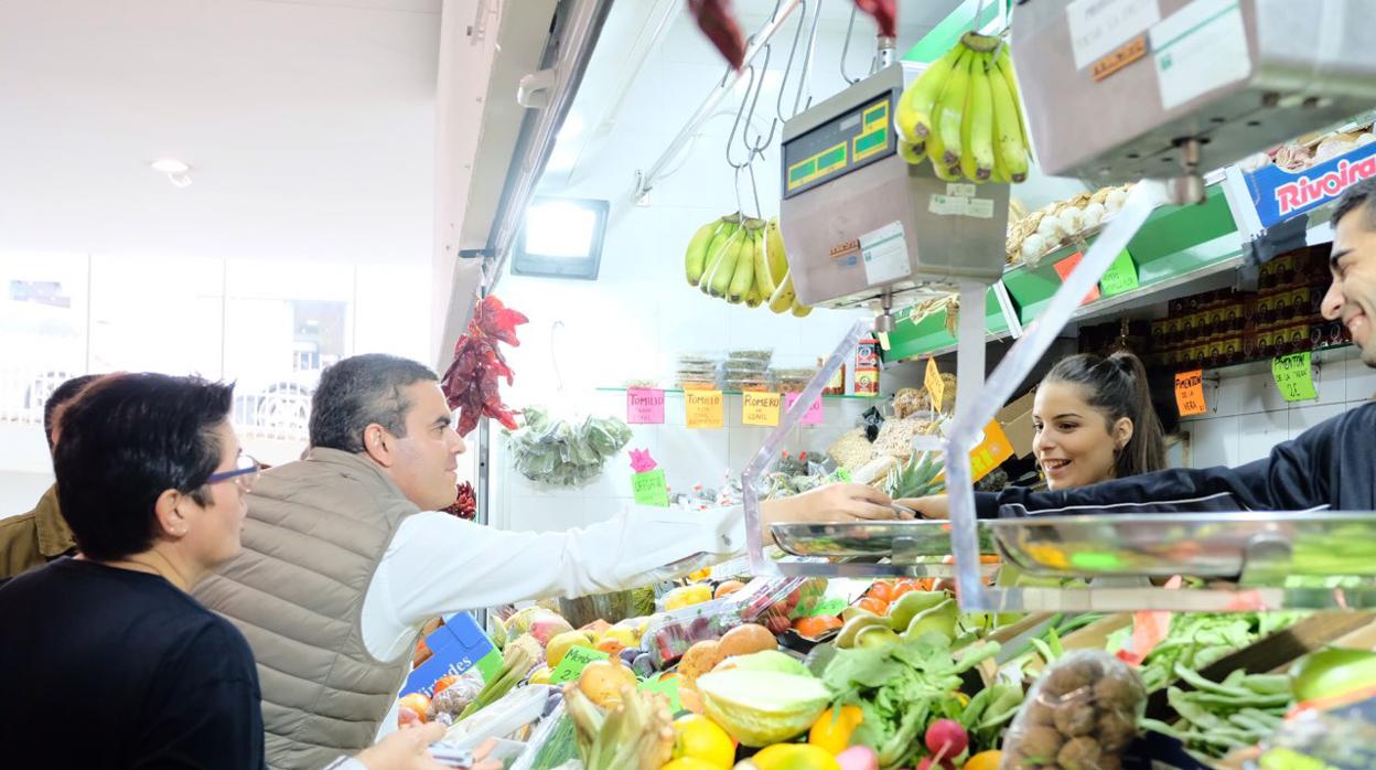 El candidato del PP por la provincia de Cádiz este sábado en el mercado de Conil.