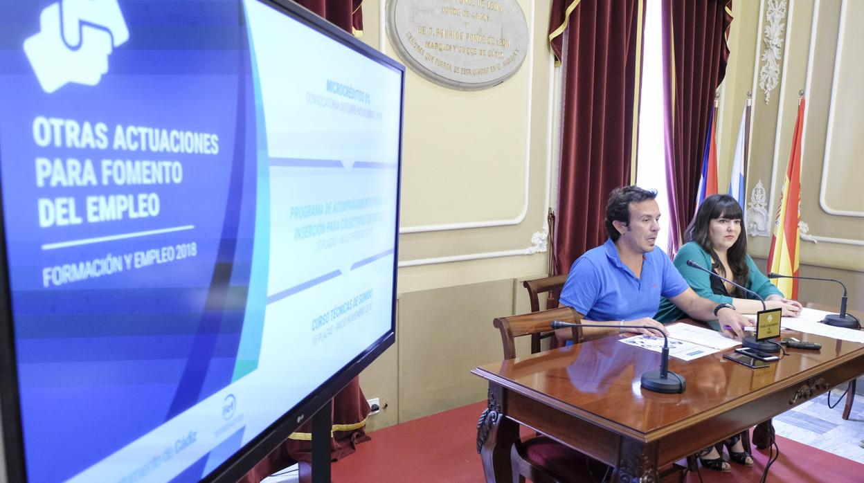 El alcalde, con Laura Jiménez, en la presentación de los cursos.