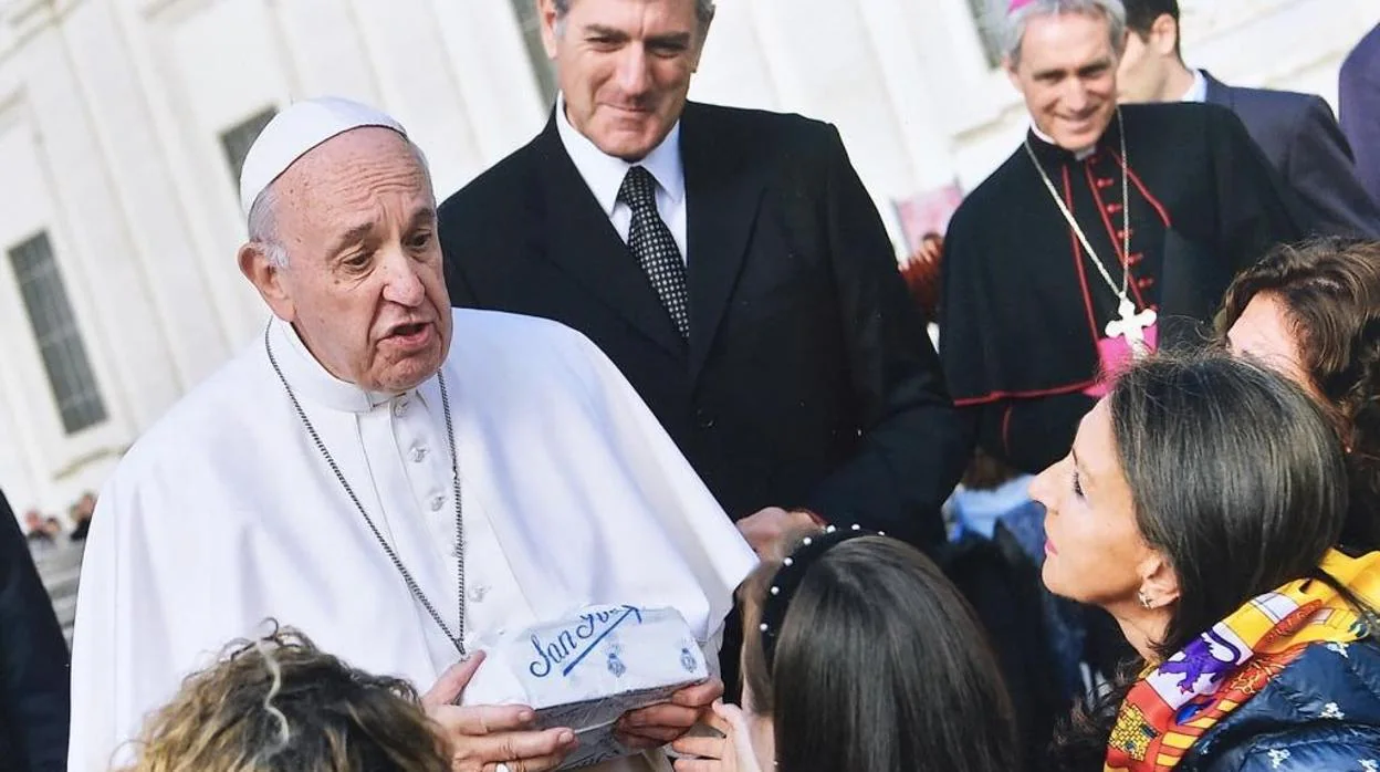 Las niñas y sus madres pudieron compartir un rato de charla con el Papa en la Plaza de San Pedro