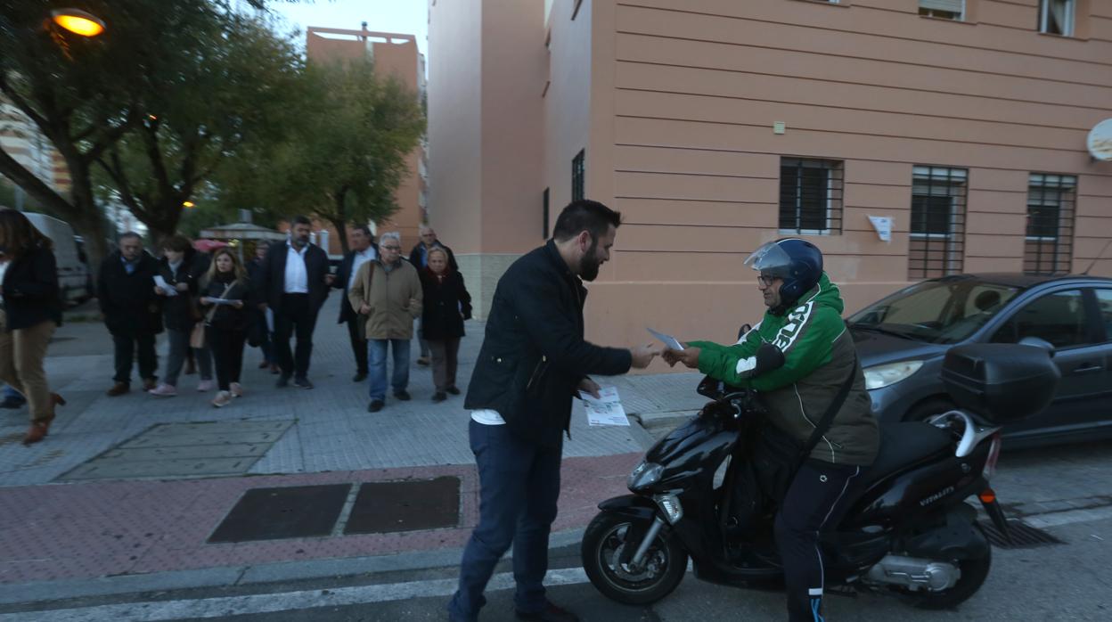 Fran González, durante el reparto realizado en La Paz.