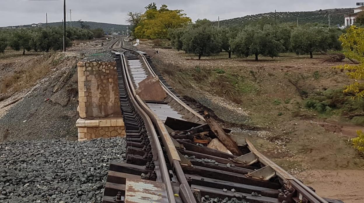 Así quedó la vía sobre el puente de Aguadulce sobre el río Blanco tras las últimas riadas del pasado mes de octubre