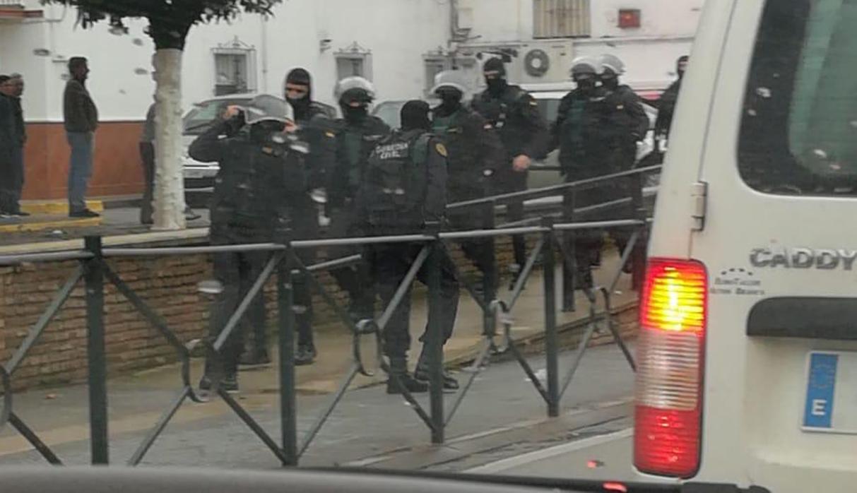 Los agentes del GRS con pasamontañas han llamado la atención a los vecinos de Cantillan