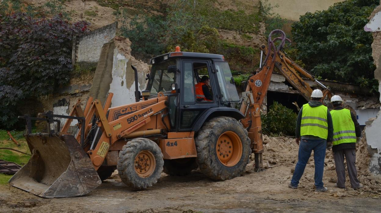 El inicio de los trabajos ya ha dejado al descubierto parte de la muralla histórica del castillo de Utrera