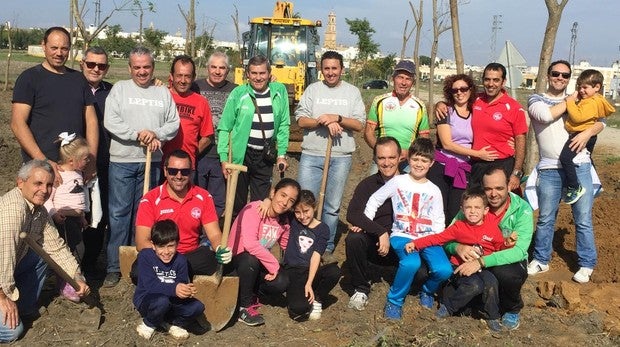 Medio centenar de nuevos árboles para respetar el medio ambiente en Utrera