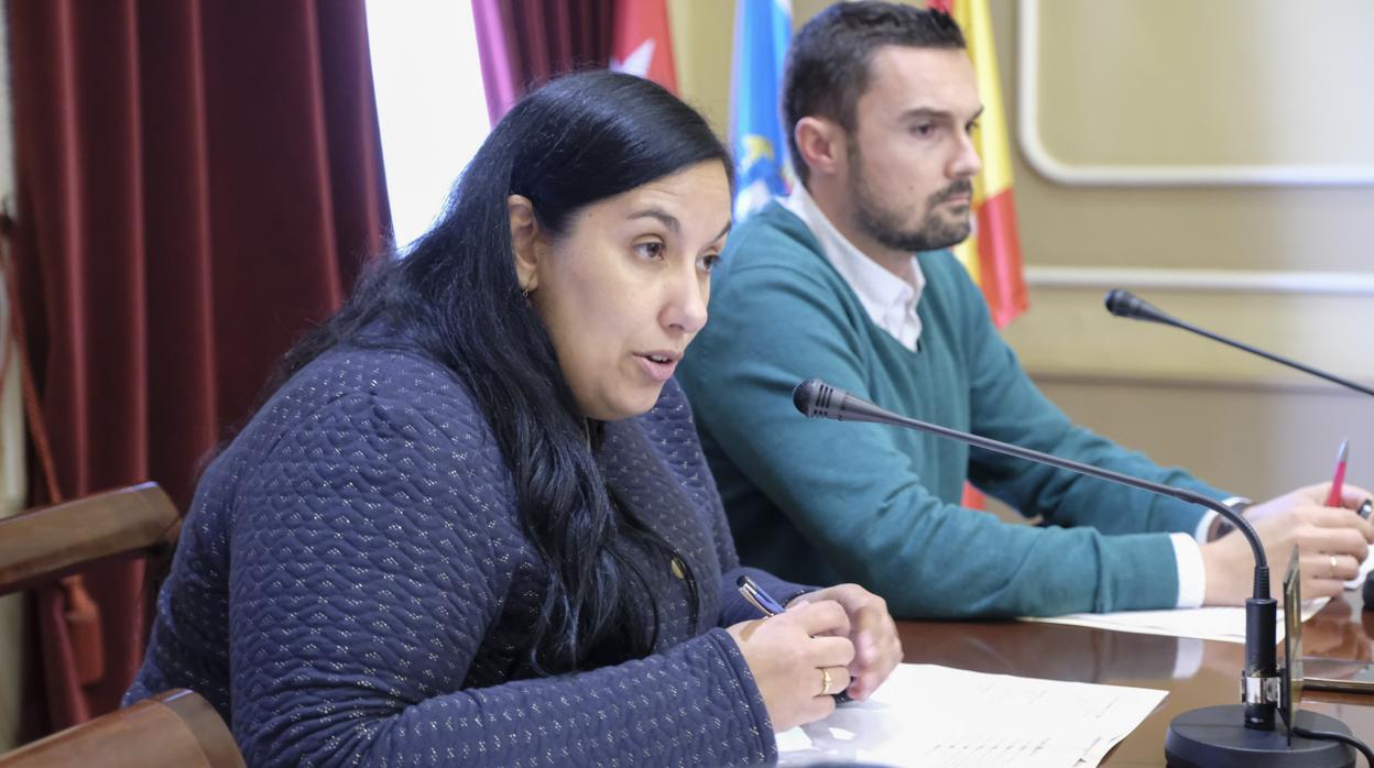 Ana Fernández, junto a Martín Vila, en el Ayuntamiento.