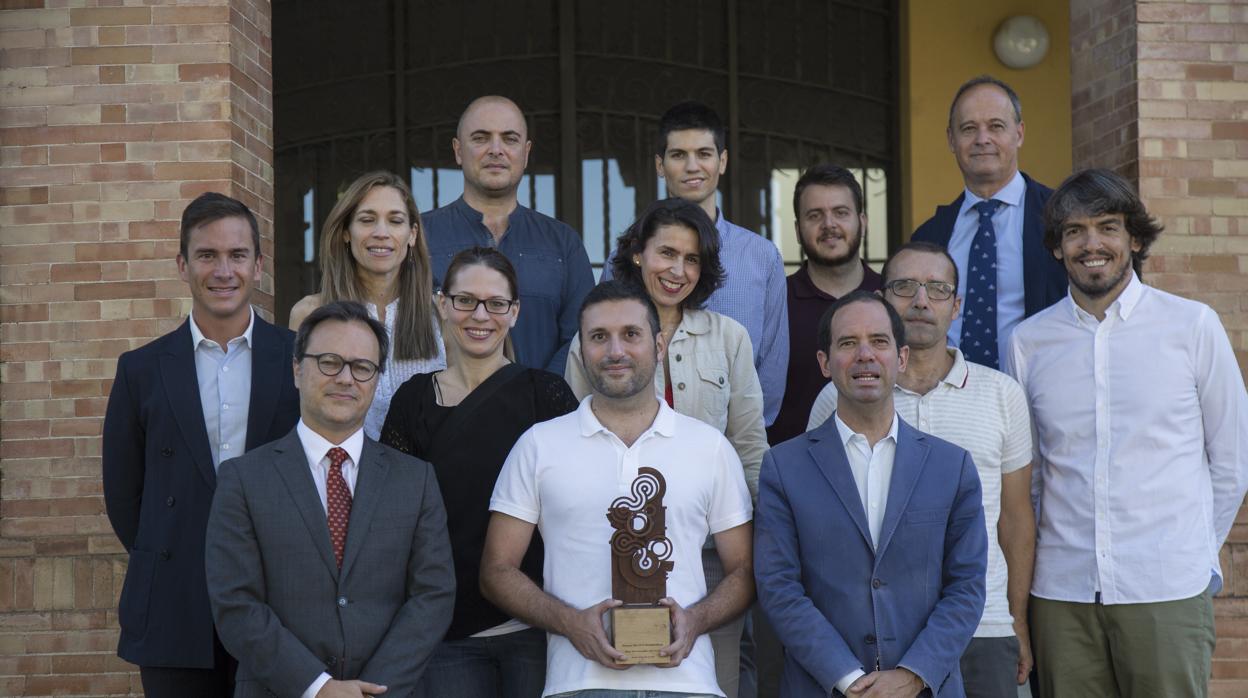 Alejandro López con parte del equipo que ha colaborado en el manual