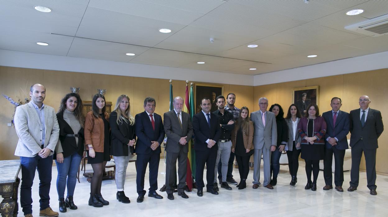 Los miembros de la nueva comisión gestora de El Palmar de Troya acudieron a la Diputación de Sevilla