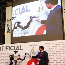 El robot de Airtificial, la sucesora de Carbures, toca la campana en Bolsa