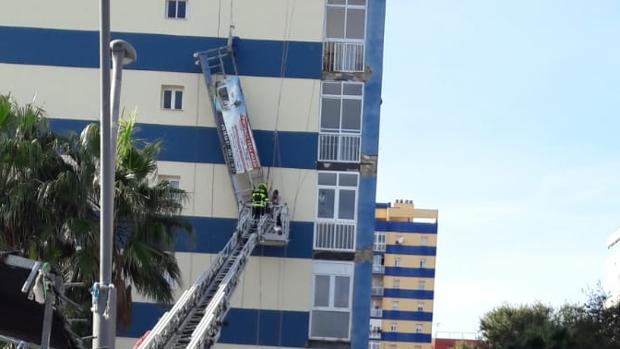 Rescatados dos obreros que se habían quedado colgando en un andamio en Cádiz