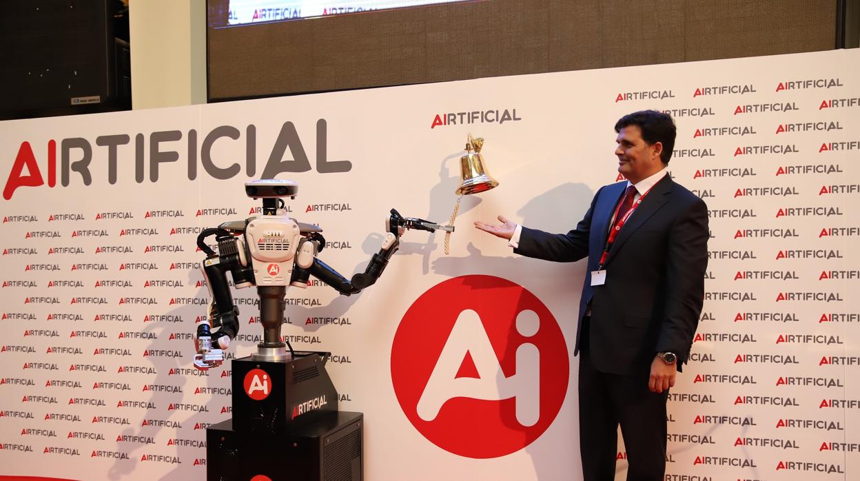 El robot de Airtificial es el primer autómata en tocar la campana en la Bolsa de Madrid.