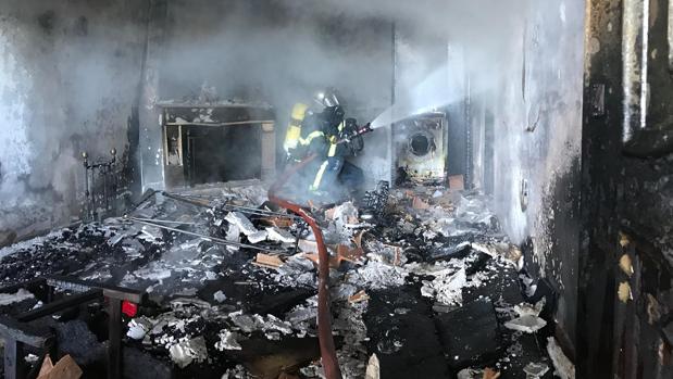 Un incendio calcina completamente un chalé en Chiclana