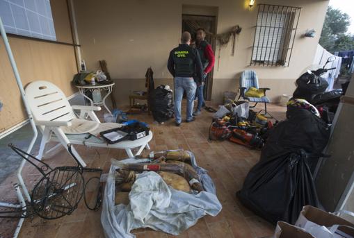 Efectos intervenidos, como sierras o jamones, en un chalet ubicado en la provincia de Sevilla.