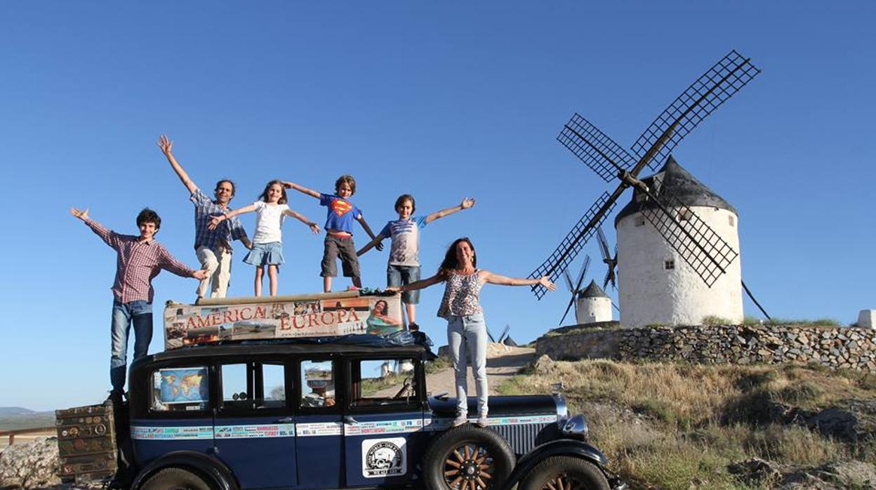 Los seis integrantes de la familia Zapp, durante una parada en Castilla la Mancha